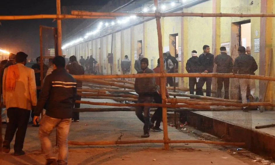 बरेली: ईवीएम जमा करने को सुबह तक लगा रहा मजमा