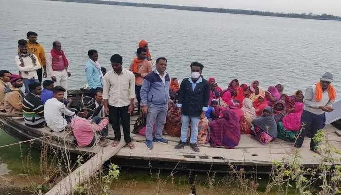 बहराइच: वोट डालने के लिए दिखी उत्सुकता, नदी पार कर मतदान के लिए पहुंचे ग्रामीण