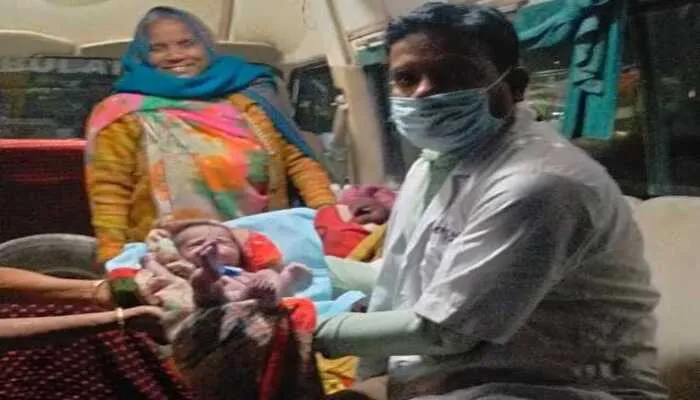 हरदोई: एंबुलेंस में गूंजी किलकारी, महिला ने एएमटी व आशा बहू की सूझबूझ से बच्ची को दिया जन्म