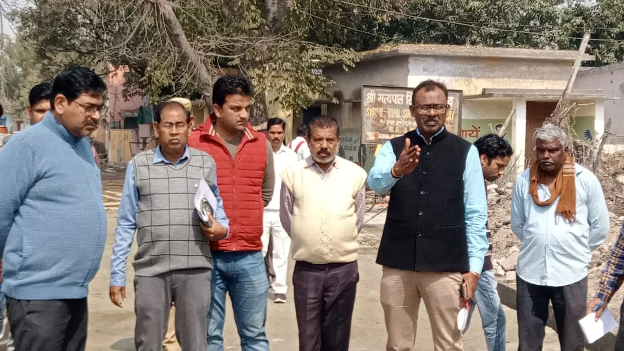 शाहजहांपुर: नगर आयुक्त ने किया निर्माणाधीन सीसी रोड का औचक निरीक्षण