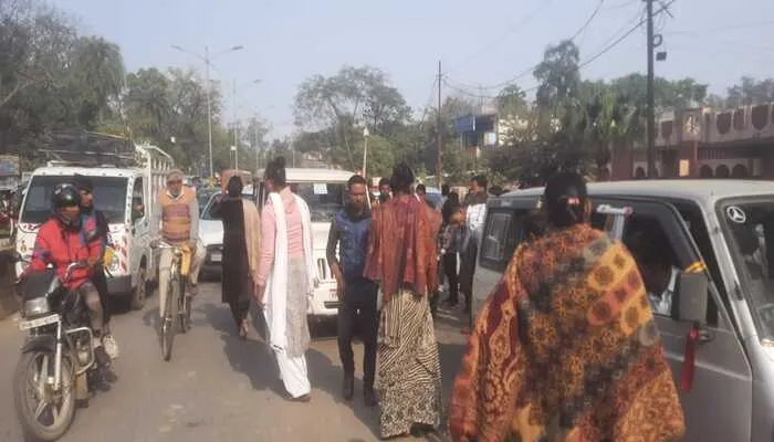 बाराबंकी: निर्वाचन आयोग के उड़न दस्ते को किन्नरों ने घेरा, कलेक्ट्रेट के सामने हुई दुर्घटना