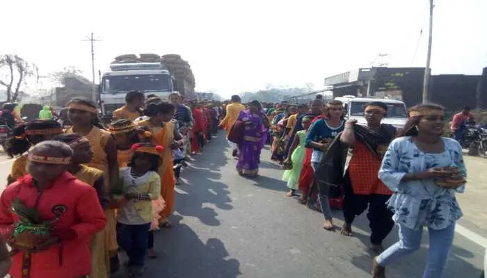 कुशीनगर: गाजे बाजे के साथ निकली गई भव्य कलश यात्रा