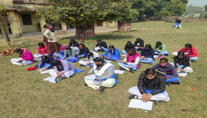 अयोध्या: 22 दिनों बाद गुलजार हुए स्कूल, खिली धूप में लगीं कक्षाएं