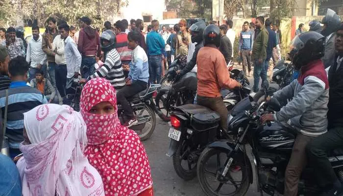 बाराबंकी: चुनाव ड्यूटी के लिए आए वाहनों के चालकों ने लगाया जाम, 48 घंटे पहले ही खड़े करवा दिए गए वाहन