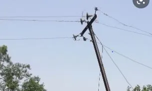 बरेली: जर्जर बिजली का पोल दे रहा हादसे को दावत