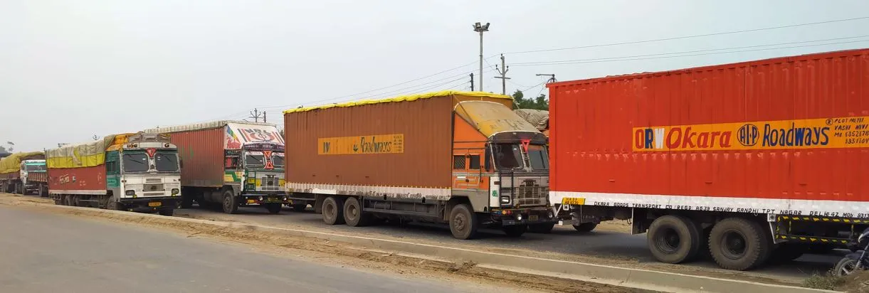 बरेली: ओवरब्रिज पर रखे जा रहे गाटर, लगा जाम