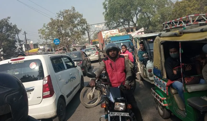 बरेली: किला पुल पर खराब हुई रोडवेज बस, लगा जाम