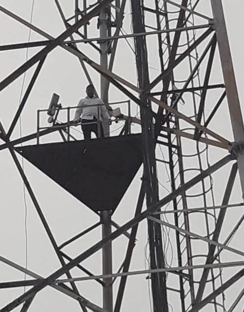 लखीमपुर-खीरी: टावर पर चढ़कर सभासद ने दी आत्महत्या की धमकी