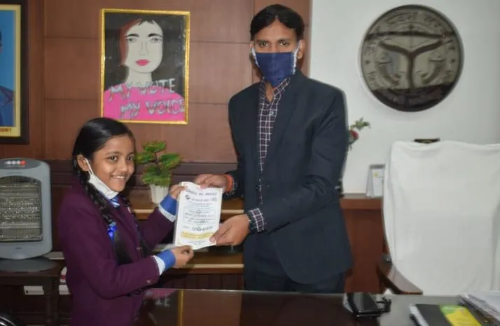 लखीमपुर खीरी: डीएम ने कक्षा पांच की छात्रा विधि को बनाया स्वीप बाल एंबेसडर