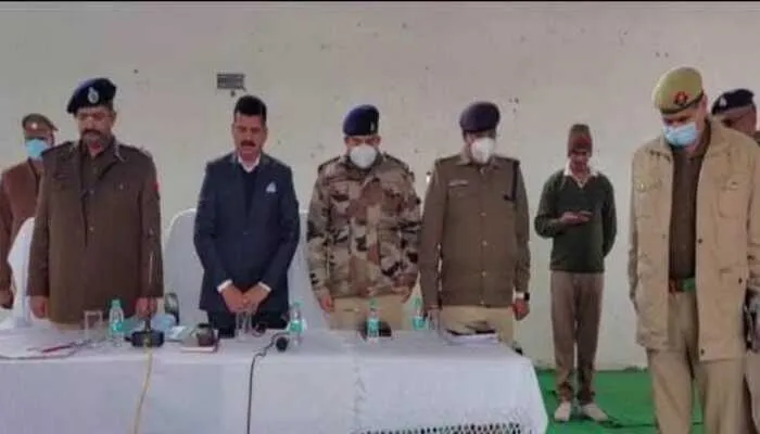 बहराइच: भारत रत्न लता मंगेशकर के निधन पर डीएम और एसपी की अगुवाई में सभी ने दो मिनट का रखा मौन