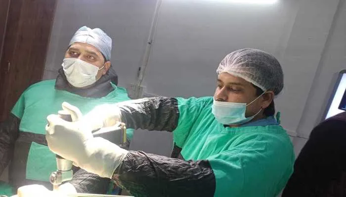 बहराइच: मेडिकल कॉलेज के चिकित्सक डॉ. विकास ने किया उमेश के दोनों कूल्हों का सफल प्रत्यारोपण