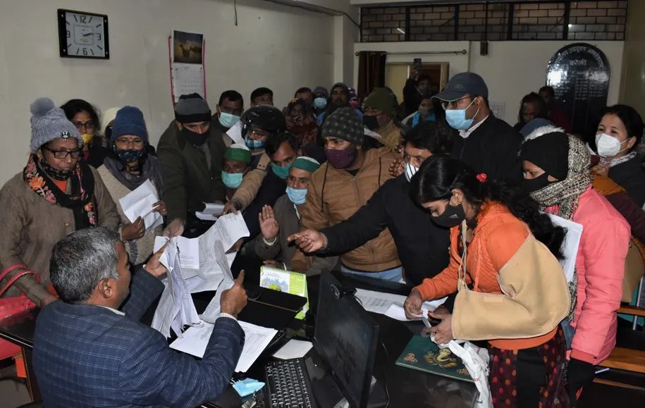 बरेली: ड्यूटी कटवाने को लेकर कार्मिकों ने किया हंगामा