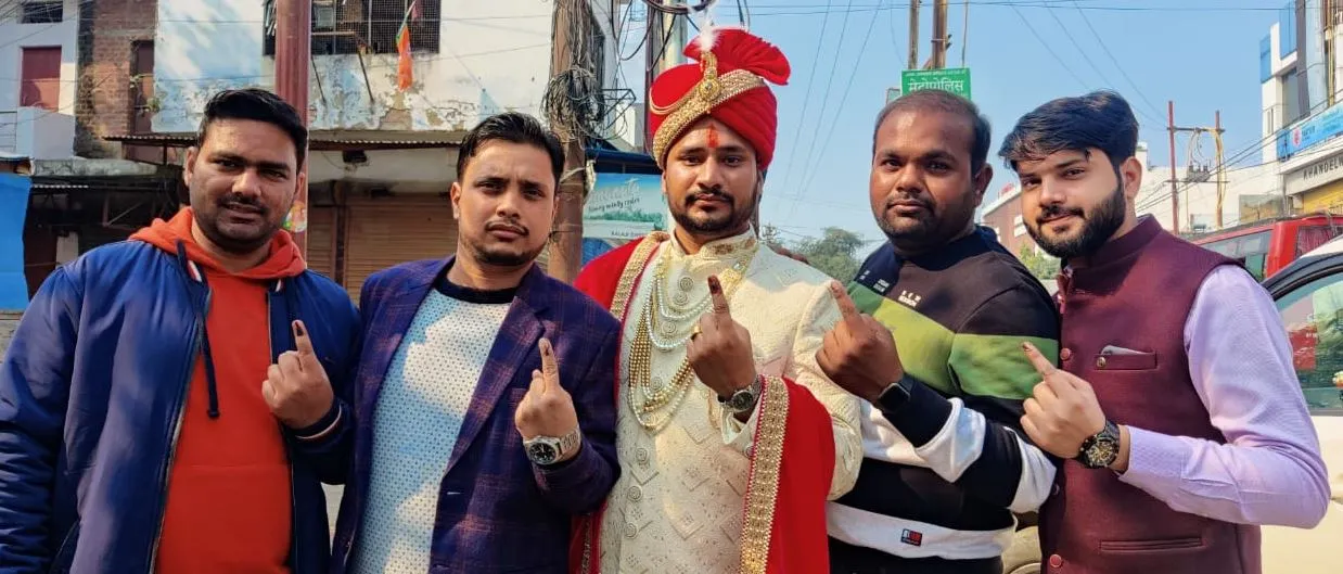 बरेली: दुल्हन की चौखट से पहले पोलिंग बूथ पर दी दस्तक
