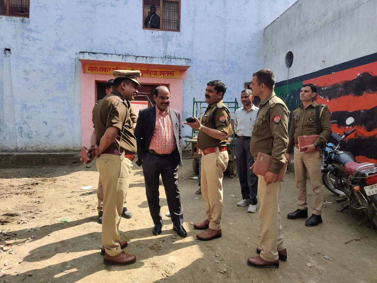 बरेली: मंदिर पहुंचकर सीओ व एसडीएम ने देखीं व्यवस्थाएं