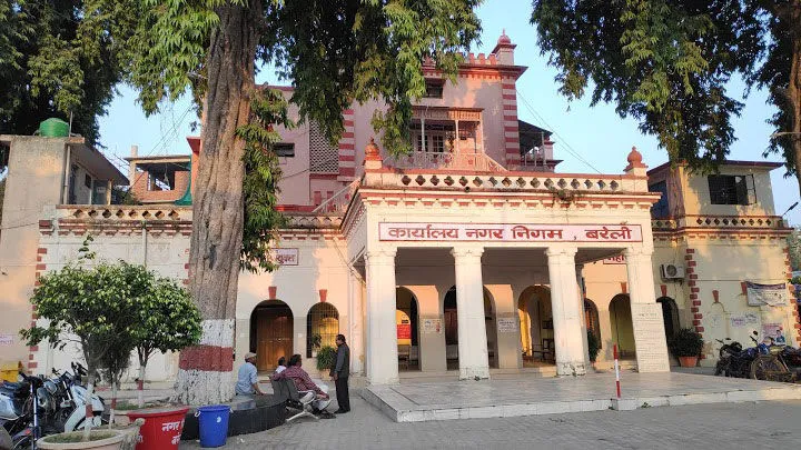 बरेली: बकाये पर निगम ने की मॉडल टाउन और राजेंद्र नगर में कार्रवाई