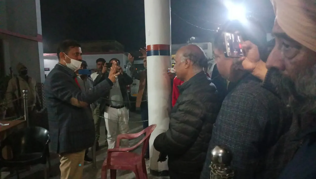 बरेली: इको कार में ले जाई जा रही शराब पुलिस ने की जप्त, भाजपाईयों ने  की कार्रवाई की मांग
