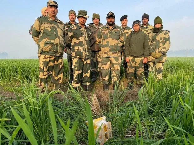 Punjab: बीएसएफ ने पाकिस्तानी ड्रोन पर की गोलीबारी, 5 किलो RDX और हथियार तस्करी की कोशिश नाकाम