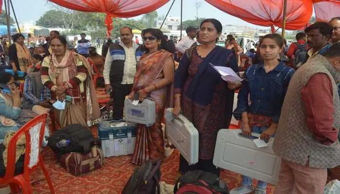अयोध्या: पांचवें चरण के मतदान के लिए पोलिंग पार्टियां हुईं रवाना