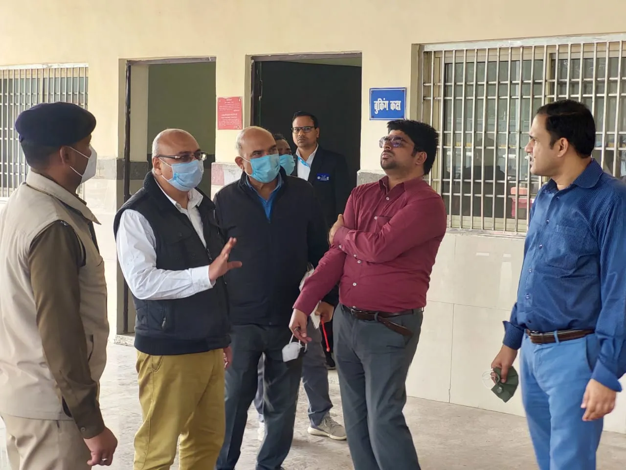 पीलीभीत: टूटे टाइल देखकर डीआरएम बिफरे, लगाई फटकार