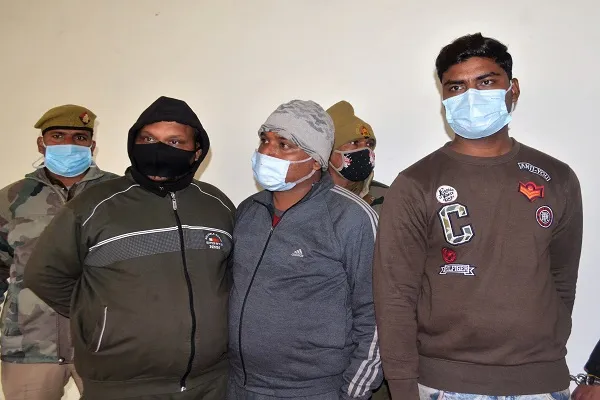 मुरादाबाद : धोखाधड़ी कर बैंक खातों से रकम निकालने वाले गैंग के तीन आरोपी गिरफ्तार