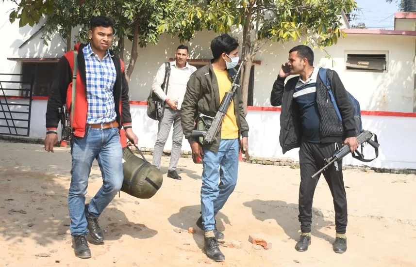 बरेली: एसएसपी ने ब्रीफिंग के बाद पुलिस लाइन से भेजा फोर्स