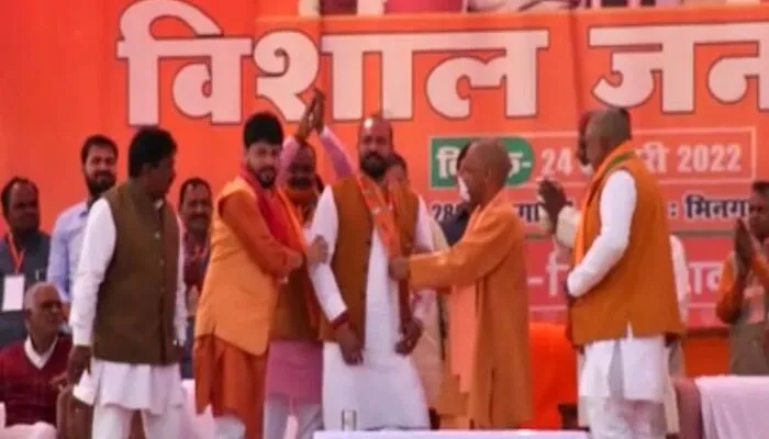 बहराइच: पूर्व मंत्री संग्राम सिंह के भतीजे को सीएम योगी ने दिलाई भाजपा की सदस्यता