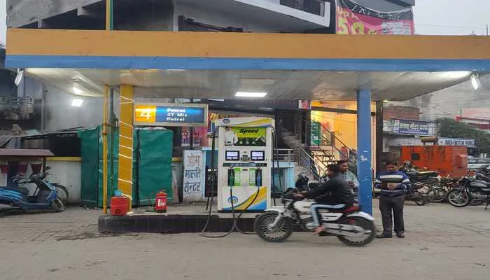 अयोध्या: एनओसी की शर्तों पर खरे नहीं उतर रहे पेट्रोल पंप, रोजाना ग्राहकों से कर्मचारियों की हो रही बहस..