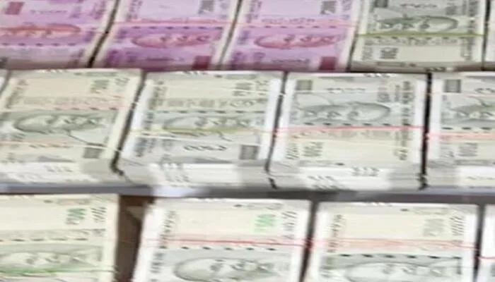 रायबरेली: कार से 1.75 लाख रुपए हुए बरामद, चुनाव में पैसा बांटे जाने का लगाया जा रहा अंदेशा