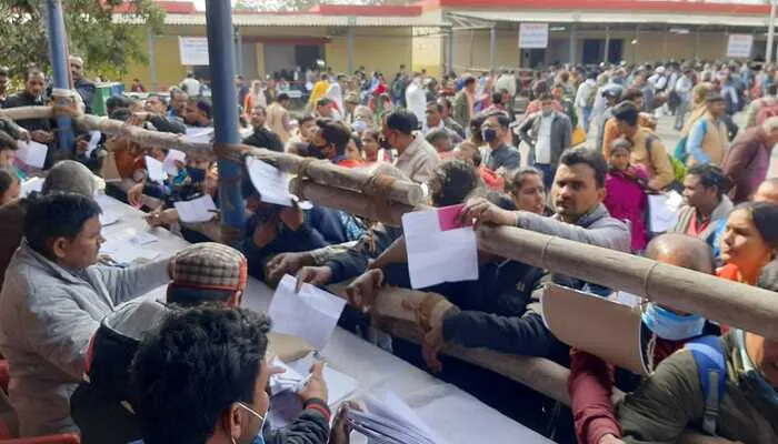 बहराइच: बूथों के लिए पोलिंग पार्टियां हुईं रवाना, रविवार को सुबह सात बजे से शुरू होगा मतदान
