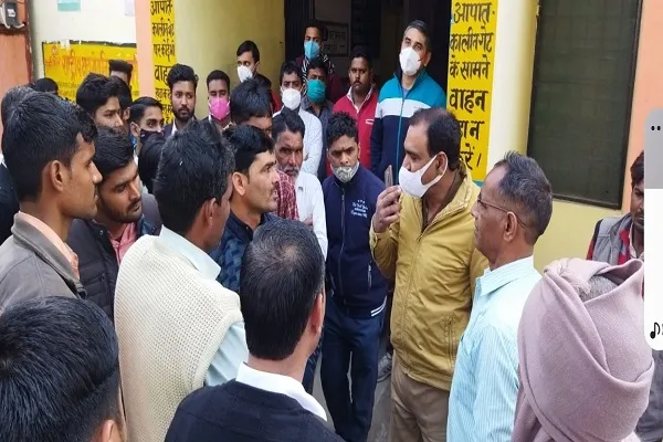 संभल : वाहन की टक्कर से विद्युतकर्मी की मौत, परिजनों ने किया हंगामा