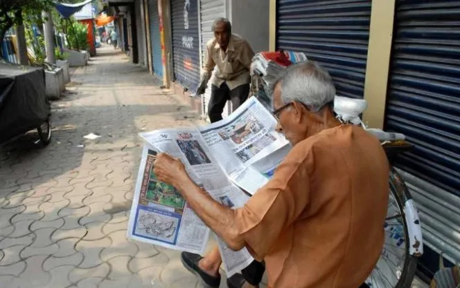 पश्चिम बंगाल: नगर निगम चुनाव में हिंसा के विरोध में भाजपा का बंद जारी, कार्यकर्ता रेलवे की पटरियों पर बैठे