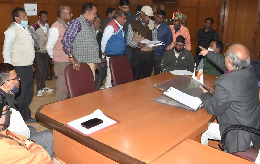 बरेली कॉलेज प्राचार्य कार्यालय में कर्मचारियों का हंगामा