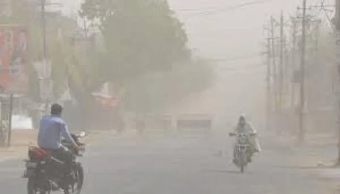 UP Weather Update: मौसम ने ली करवट, अगले कुछ दिनों तक चलेंगी तेज हवाएं