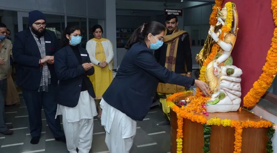 बरेली: हे ज्ञान वाहिनी मां, मुझे वर दे …