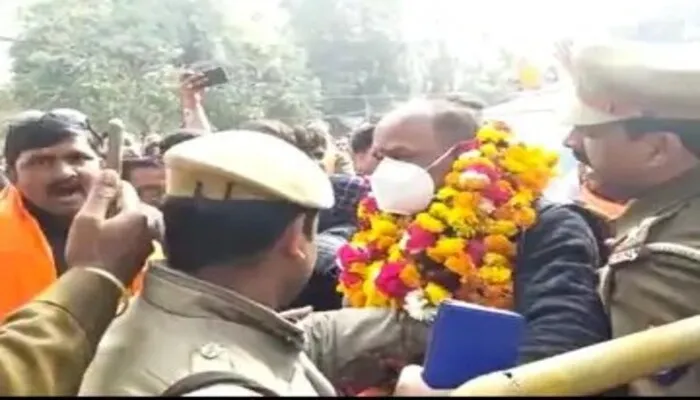बाराबंकी: प्रतिबंध तोड़कर भाजपा सांसद ने निकाला रोड शो, पुलिस के साथ की धक्का-मुक्की