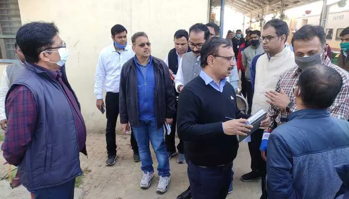 बाराबंकी: दरियाबाद रेलवे स्टेशन का डीआरएम ने किया निरीक्षण, बदहाली देख हुए नाराज