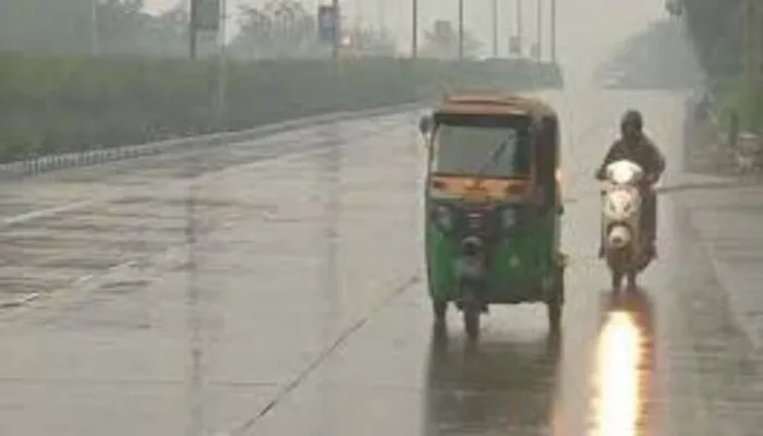 Meteorological Department: मौसम ने फिर ली करवट, लखनऊ के कई इलाकों में हुई बूंदाबांदी, फिर बढ़ी गलन