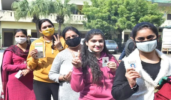 मुरादाबाद : वोटिंग के दौरान लोगों में दिखा उत्साह, आदर्श बूथों पर मतदाताओं का हुआ स्वागत