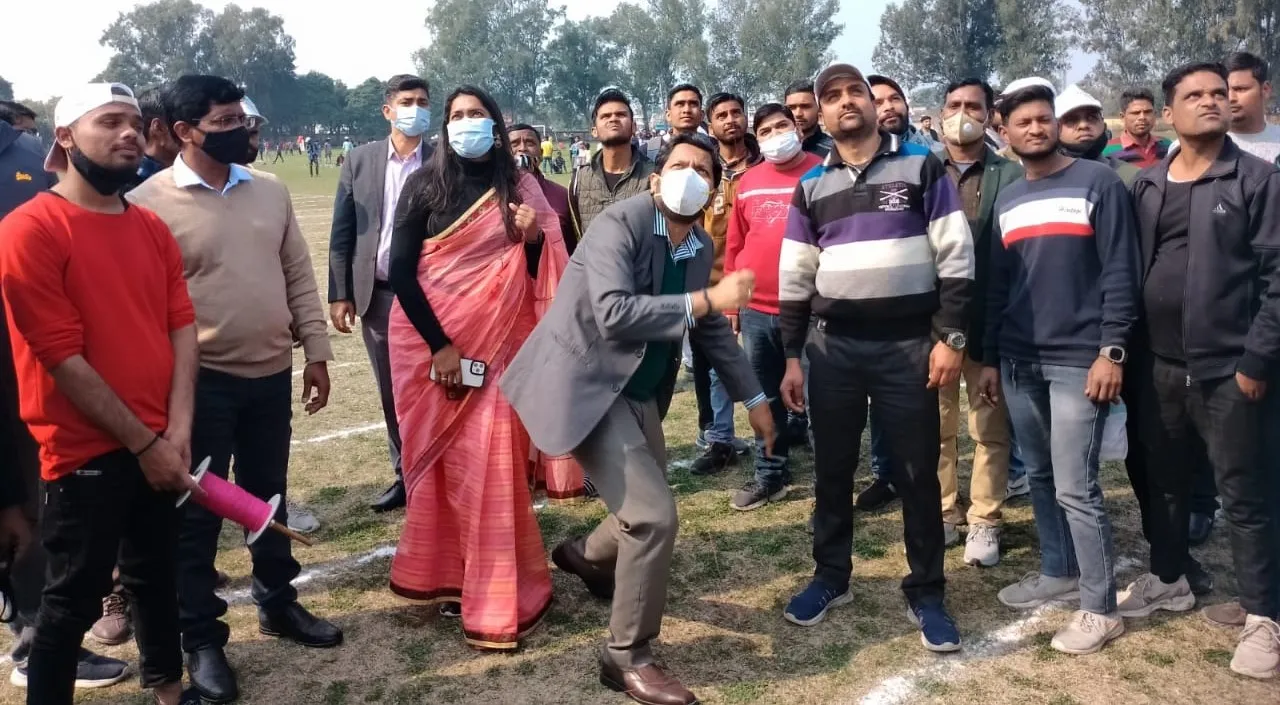 पीलीभीत: पतंग उड़ाकर अफसरों ने दिया मतदान जागरूकता का संदेश