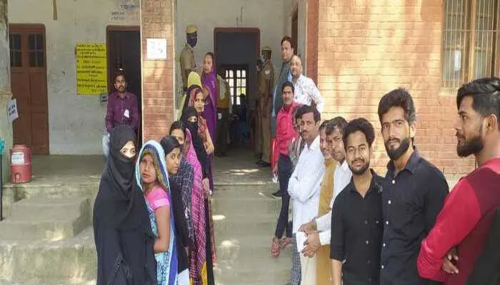 UP Election 2022: सुबह 11 बजे तक हुई 18.44% वोटिंग, कई मतदान केंद्रों पर ईवीएम खराब