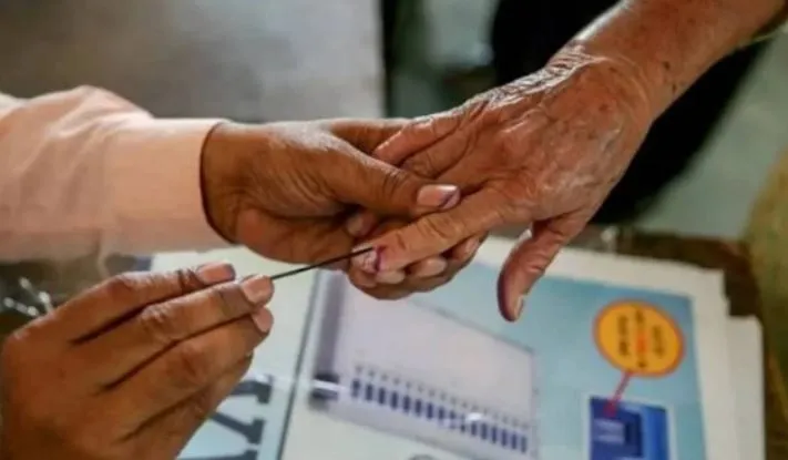 बदायूं: पोलिंग पार्टियां मतदान केंद्रों पर पहुंची, कल मतदान
