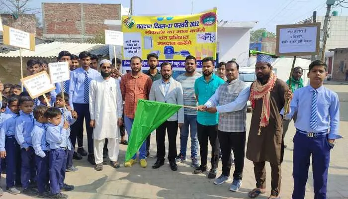 बहराइच: मदरसा के छात्रों ने रैली निकालकर मतदान करने के लिए किया जागरूक
