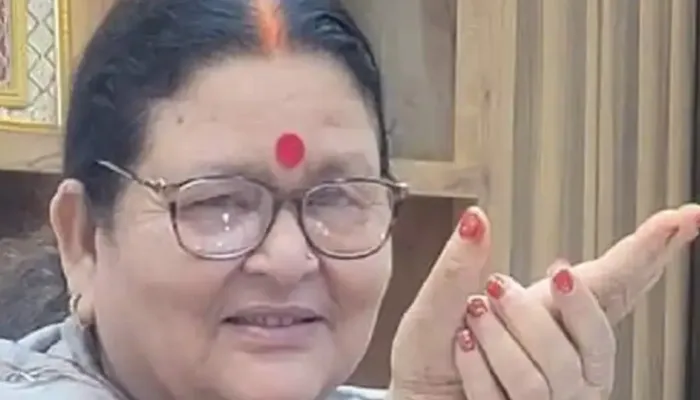 UP Election 2022: कानपुर की मेयर पर मतदान की गोपनीयता भंग करने का लगा आरोप, हुई FIR