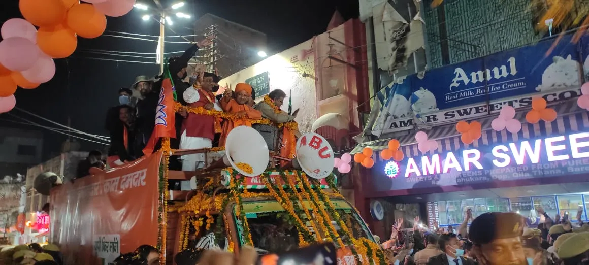 बरेली: तिलक इंटर कॉलेज से शुरू हुआ योगी का रोड शो, भीड़ इतनी कि कदम रखने तक की जगह नहीं