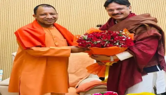 UP Election 2022: राजेश्वर सिंह ने सीएम योगी से की मुलाकात, ट्विटर पर शेयर की फोटो…