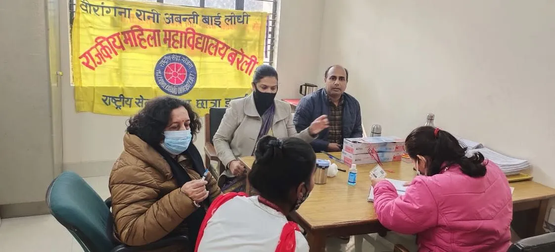 बरेली: अवंतीबाई में 55 छात्राओं को लगी वैक्सीन