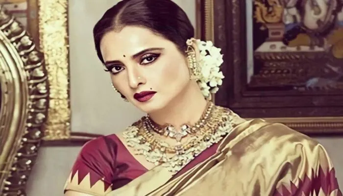 Rekha Photos: रेखा की ब्यूटी का राज जानकर रह जाएंगे हैरान, यंग एक्ट्रेसेस को देती हैं टक्कर…