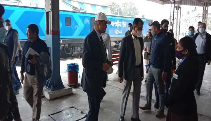 हरदोई: रेलवे महाप्रबंधक ने बालामऊ जंक्शन का किया निरीक्षण