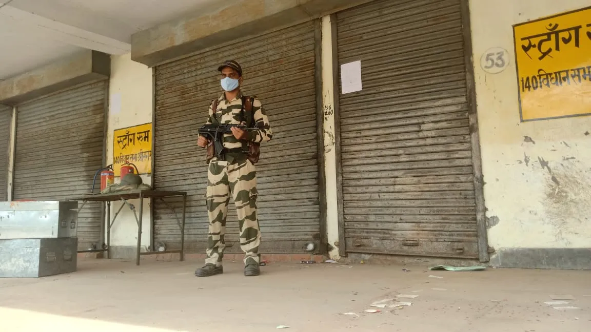 लखीमपुर-खीरी: पैरामिलिट्री फोर्स की सुरक्षा घेरे में स्ट्रांग रूम