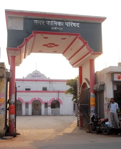 लखीमपुर खीरी: टूटी सड़क, गड्ढों ने किया परेशान, कैसे रुकें हादसे